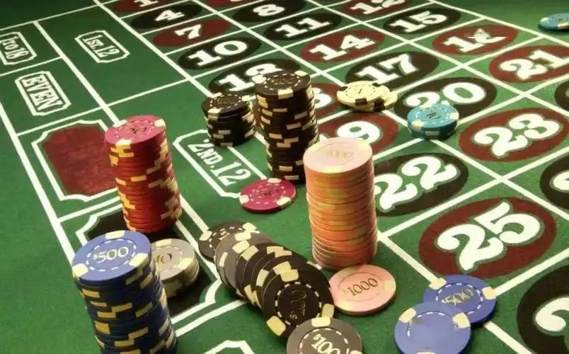 Pengguna membaca referral lewat ponsel